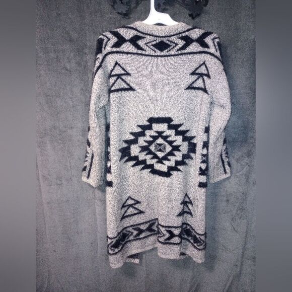 Renjo Aztec Print Soft Wool Blend Duster Sweater Size Medium EUC P2P 21 in - Picture 5 of 8